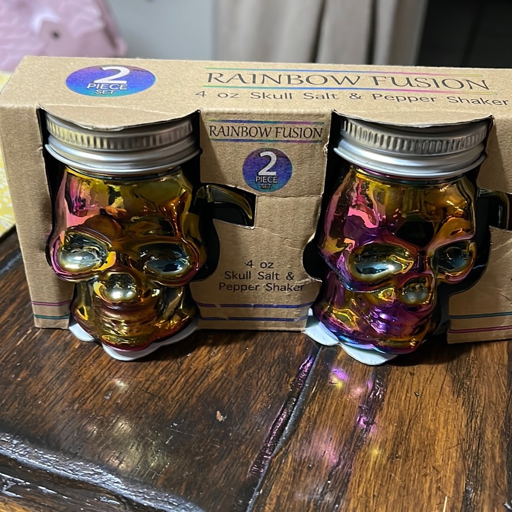 NWT Rainbow Fusion 4 ox Multi Color Skull Salt & Pepper Shakers